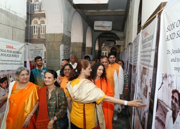 Sandhya explaining to Sadhvi Bhagwati at Centenary Celebrations of The Yoga Institute in St Xaviers College